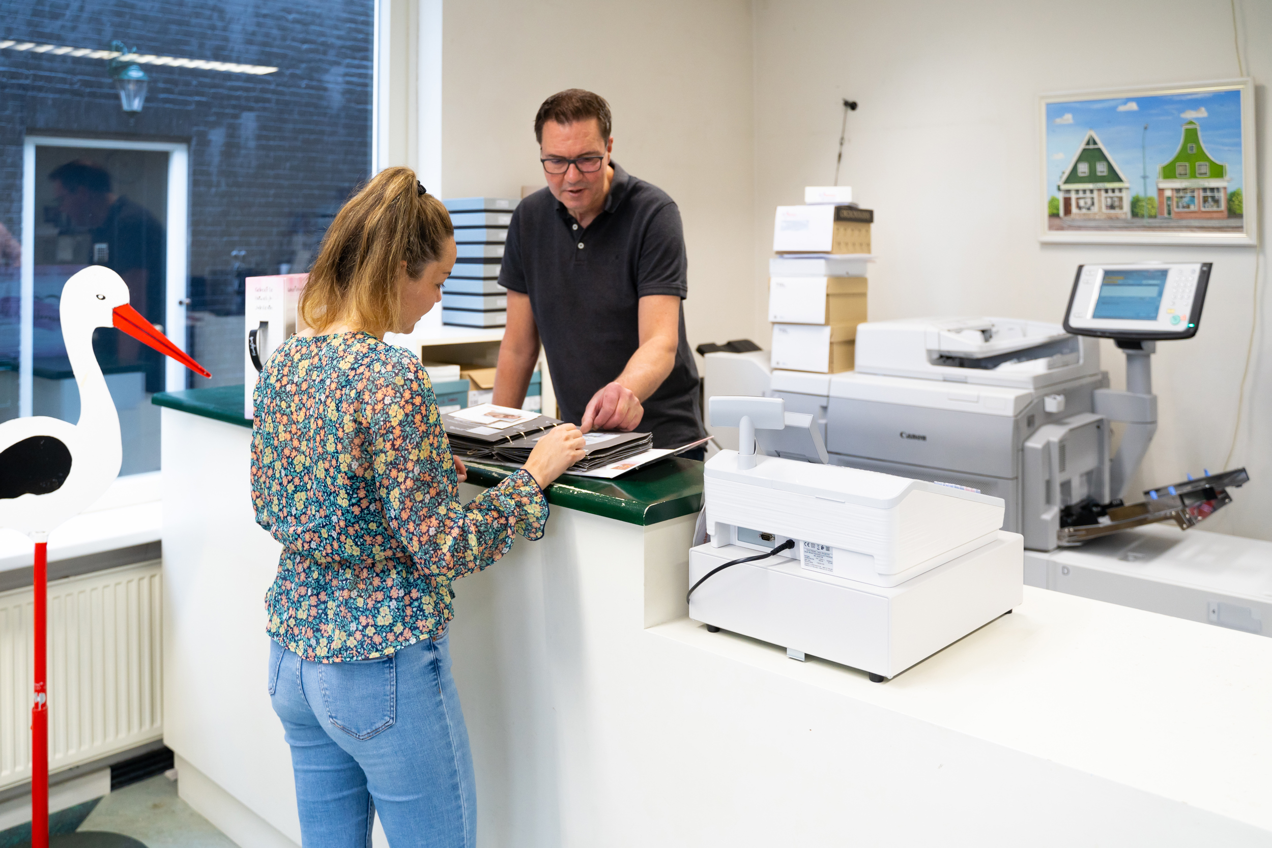 klant bij balie drukkerij zaansprint