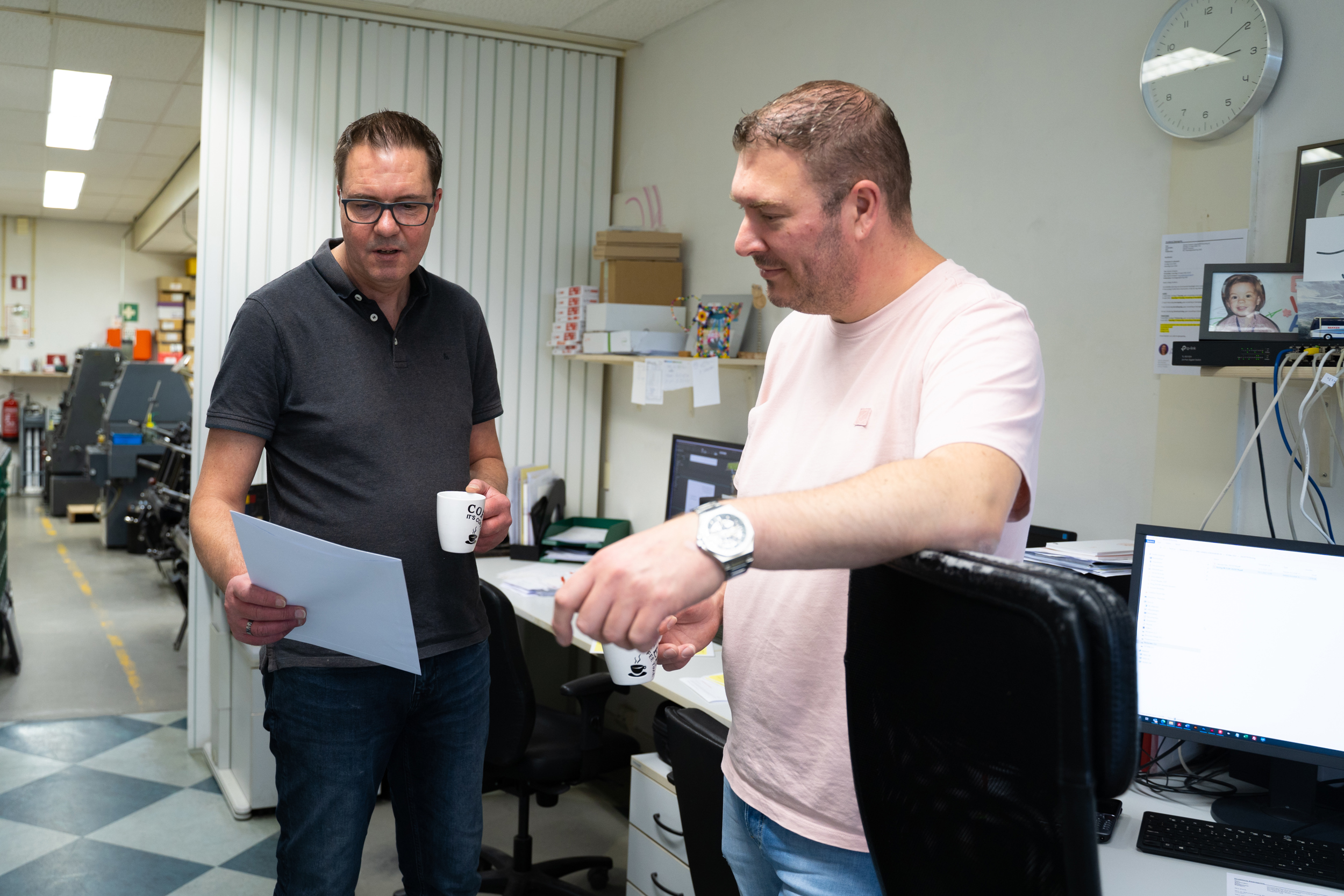 eigenaren drukkerij zaansprint in kantoor